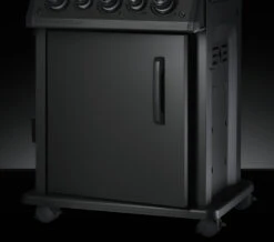 Napoleon Phantom Rogue SE 425 Gasgrill, Mattschwarz Mit Sizzle Zone Und Heckbrenner - Modell 2023 28 Napoleon Phantom Rogue SE 425 Gasgrill, Mattschwarz Mit Sizzle Zone Und Heckbrenner - Modell 2023 -Rosle Grills Geschaft Napoleon Phantom Rogue RSE425SIBK 1PHM Detail Door