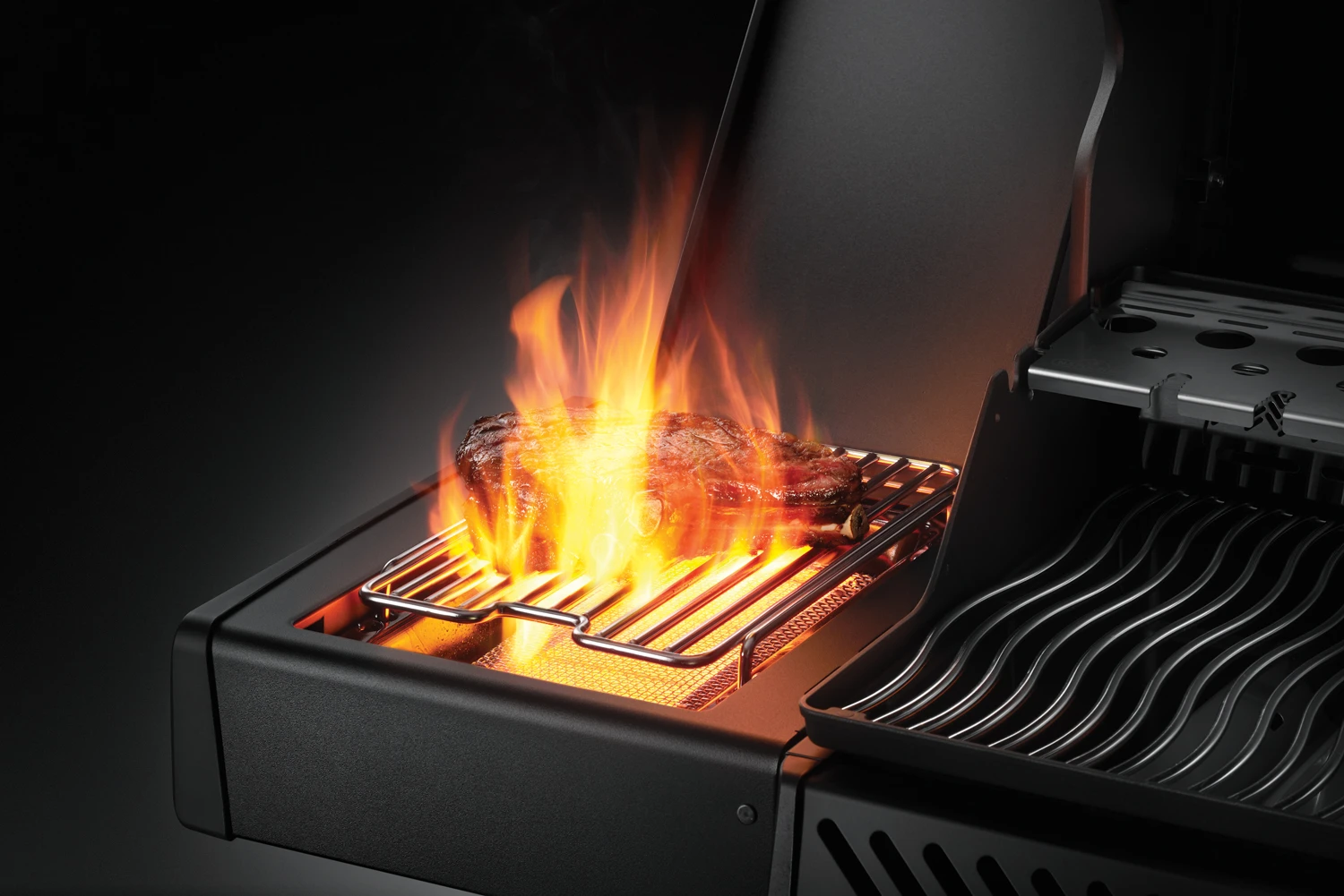 Napoleon Phantom Rogue SE 425 Gasgrill, Mattschwarz Mit Sizzle Zone Und Heckbrenner - Modell 2023 15 Napoleon Phantom Rogue SE 425 Gasgrill, Mattschwarz Mit Sizzle Zone Und Heckbrenner - Modell 2023 – Bild 15