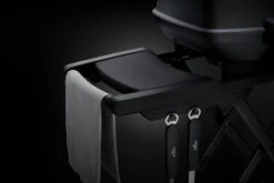 Napoleon Phantom TravelQ PRO285X Kompakt Gasgrill, Mattschwarz - Mit Klappbarem Wagen Inkl. Warmhalterost - Modell 2023 -Rosle Grills Geschaft Napoleon Phantom TravelQ PRO285X Seitenablagen