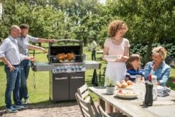 Napoleon Prestige 500 Gasgrill, Charcoal Grau - Mit Safety Glow - X-DEAL Inkl. Grillthermometer, Schneidebrett Und Windschild Für SIZZLE ZONE -Rosle Grills Geschaft Napoleon Prestige 500 grau p500grey lifestyle 1 1