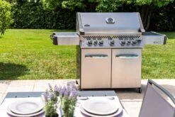 Napoleon Prestige 665 Edelstahl Gasgrill - Mit Safety Glow - Modell 2023 -Rosle Grills Geschaft Napoleon Prestige 665 Lifestyle Garten