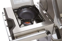 Napoleon Prestige Pro 825-3 Edelstahl Gasgrill Inkl. Drehspieß Und Bodenbeleuchtung + Gratis Napoleon TravelQ PRO285 Kompakt Gasgrill -Rosle Grills Geschaft Napoleon Prestige Pro 825 Seitenbrenner Gemuesekorb 1