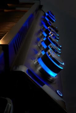 Napoleon Prestige Pro 825-3 Edelstahl Gasgrill Inkl. Drehspieß Und Bodenbeleuchtung + Gratis Napoleon Holzkohlegrill Kugelgrill Ø 57cm 37 Napoleon Prestige Pro 825-3 Edelstahl Gasgrill Inkl. Drehspieß Und Bodenbeleuchtung + Gratis Napoleon Holzkohlegrill Kugelgrill Ø 57cm -Rosle Grills Geschaft Napoleon Prestige Pro beleuchtere Drehregler blau 3