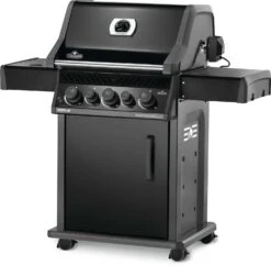 Napoleon Rogue 425 Gasgrill - All Black - Mit Seitenbrenner - Hero Modell 2023 Mit Heckbrenner Inkl. Drehspieß Und Abdeckhaube -Rosle Grills Geschaft Napoleon Rogue 425 Gasgrill Hero seitlich