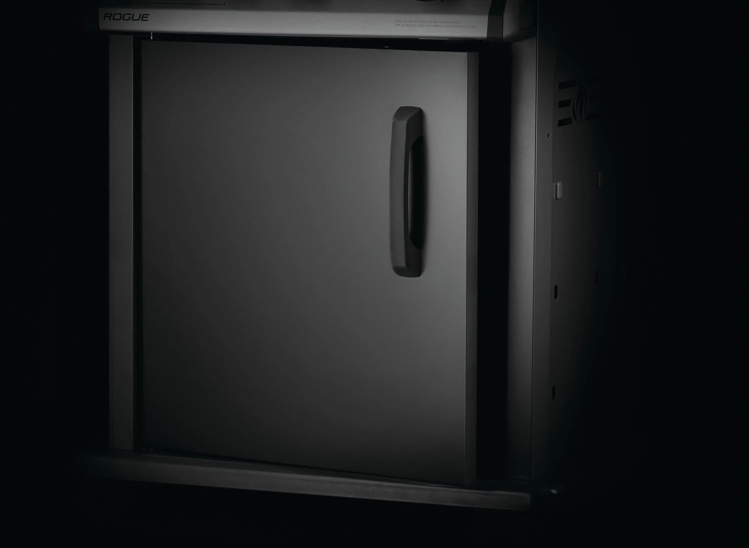 Napoleon Rogue SE 425 Gasgrill, Schwarz Mit Gussrosten - Hero Modell 2023 Inkl. Drehspieß - SMART Deal Inkl. Grillfürst Grill Control 17 Napoleon Rogue SE 425 Gasgrill, Schwarz Mit Gussrosten - Hero Modell 2023 Inkl. Drehspieß - SMART Deal Inkl. Grillfürst Grill Control – Bild 17