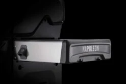 Napoleon Rogue SE 525 Gasgrill, Schwarz Mit Gussrosten, Sizzle Zone Und Heckbrenner - Modell 2023 20 Napoleon Rogue SE 525 Gasgrill, Schwarz Mit Gussrosten, Sizzle Zone Und Heckbrenner - Modell 2023 -Rosle Grills Geschaft Napoleon Rogue SE Seitenablage mit Logo 7