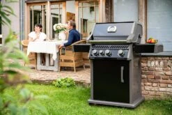 Napoleon Rogue XT 425 Gasgrill - All Black - Mit Sizzle Zone - Modell 2023 -Rosle Grills Geschaft Napoleon Rogue XT 425 Gasgrill mit Sizzle Zone Lifestyle