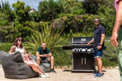 Napoleon Rogue XT 525 Gasgrill - All Black - Mit Sizzle Zone - Modell 2023 -Rosle Grills Geschaft Napoleon Rogue XT 525 Gasgrill mit Sizzle Zone Lifestyle01