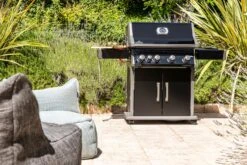 Napoleon Rogue XT 525 Gasgrill - All Black - Mit Sizzle Zone - Modell 2023 -Rosle Grills Geschaft Napoleon Rogue XT 525 Gasgrill mit Sizzle Zone Lifestyle02