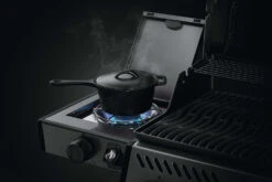 Napoleon Freestyle 365 Gasgrill, Graphit - Mit Seitenbrenner - Modell 2023 - X-DEAL Inkl. Abdeckhaube Und Gussplatte 37 Napoleon Freestyle 365 Gasgrill, Graphit - Mit Seitenbrenner - Modell 2023 - X-DEAL Inkl. Abdeckhaube Und Gussplatte -Rosle Grills Geschaft Napoleon Seitenkocher Freestyle Pfannen Toepfe 2