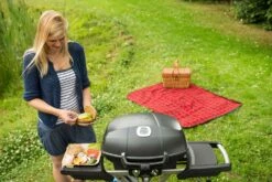Napoleon TravelQ PRO285 Kompakt Gasgrill Schwarz Mit Klappbarem Wagen - Modell 2023 -Rosle Grills Geschaft Napoleon portabler Gasgrill Travelq Pro285 x lifestyle 2