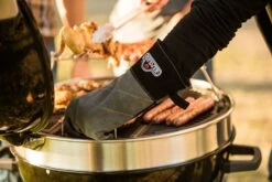 Napoleon Holzkohlegrill Kugelgrill Ø 57cm Mit Gussrost Und Deckelscharnier PRO22K-LEG -Rosle Grills Geschaft Napoleon pro22k leg lifestyle2