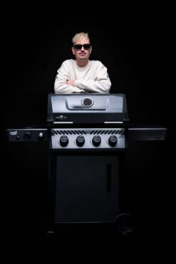 Napoleon Freestyle 425 Gasgrill - Mit Sizzle Zone - Limited Robin Schulz Barbecue Edition - Inkl. Mega Zubehörpaket -Rosle Grills Geschaft Napoleon und DJ Robin Schulz Freesystel Sonderedition