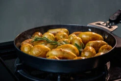 Outdoorchef Carbonstahl Pfanne Ø 24 Cm -Rosle Grills Geschaft Outdoorchef Carbonstahl Pfanne 24cm Anwendung