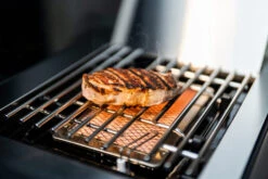 Outdoorchef Dualchef 425 G BZ Gasgrill Mit Blazing Zone Infrarotbrenner + DGS Gusseisen Grillrost 2 Stk.+ DGS Gemüse Grillrost 2 Stk. -Rosle Grills Geschaft Outdoorchef Dualchef 425G BZ Blazing Zone Steak