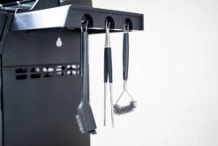 Outdoorchef Dualchef 425 G BZ Gasgrill Mit BLAZING ZONE Infrarotbrenner 30 Outdoorchef Dualchef 425 G BZ Gasgrill Mit BLAZING ZONE Infrarotbrenner -Rosle Grills Geschaft Outdoorchef Dualchef 425G BZ Detail Besteckhalter