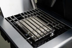 Outdoorchef Dualchef 425 G BZ Gasgrill Mit Blazing Zone Infrarotbrenner + DGS Gusseisen Grillrost 2 Stk.+ DGS Gemüse Grillrost 2 Stk. -Rosle Grills Geschaft Outdoorchef Dualchef 425G BZ Detail Blazing Zone