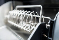 Outdoorchef Dualchef 425 G BZ Gasgrill Mit Blazing Zone Infrarotbrenner + DGS Gusseisen Grillrost 2 Stk.+ DGS Gemüse Grillrost 2 Stk. -Rosle Grills Geschaft Outdoorchef Dualchef 425G BZ Detail Heat Diffuser