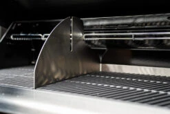 Outdoorchef Dualchef 425 G BZ Gasgrill Mit Blazing Zone Infrarotbrenner + DGS Gusseisen Grillrost 2 Stk.+ DGS Gemüse Grillrost 2 Stk. -Rosle Grills Geschaft Outdoorchef Dualchef 425G BZ Detail Zone Divider 1