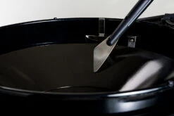 Outdoorchef Trichter-Schaber Für EASY FLIP Trichter -Rosle Grills Geschaft Outdoorchef Trichter Schaber Anwendung01