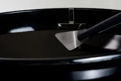 Outdoorchef Trichter-Schaber Für EASY FLIP Trichter -Rosle Grills Geschaft Outdoorchef Trichter Schaber Anwendung02
