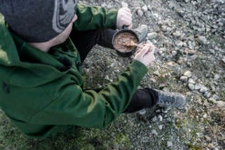 Petromax Emaille Stieltopf / 500 Ml / Schwarz -Rosle Grills Geschaft Petromax Emaille Stieltopf 500ml schwarz Lifestyle02