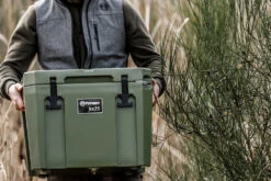 Petromax Kühlbox 25 Liter Oliv - Inkl. Sitzkissen, Haft-Unterlage Und Einsatzkorb -Rosle Grills Geschaft Petromax Kuehlbox kx25 oliv anwendung