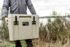 Petromax Kühlbox 25 Liter Sand - Inkl. Sitzkissen, Haft-Unterlage Und Einsatzkorb -Rosle Grills Geschaft Petromax Kuehlbox kx25 sand anwendung