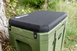 Petromax Kühlbox 50 Liter Oliv - Inkl. Sitzkissen, Haft-Unterlage Und Einsatzkorb -Rosle Grills Geschaft Petromax Kuehlbox olive Sitzkissen kx50