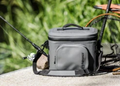 Petromax Kühltasche 8 Liter / Dunkelgrau 7 Petromax Kühltasche 8 Liter / Dunkelgrau -Rosle Grills Geschaft Petromax Kuehltasche 8Liter grau Lifestyle