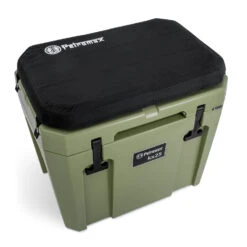 Petromax Kühlbox 25 Liter Oliv - Inkl. Sitzkissen, Haft-Unterlage Und Einsatzkorb -Rosle Grills Geschaft Petromax kx25 seat b Sitzkissen fuer Kuehlbox oliv Seat
