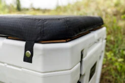 Petromax Kühlbox 50 Liter Alpenweiß - Inkl. Sitzkissen, Haft-Unterlage Und Einsatzkorb -Rosle Grills Geschaft Petromax kx50 Kuehlbox Haftunterlage Sitzkissen