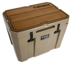 Petromax Kühlbox 50 Liter Sand - Inkl. Sitzkissen, Haft-Unterlage Und Einsatzkorb -Rosle Grills Geschaft Petromax kx50 padw l Haft Auflage Kuehlbox kx50 sand braun Linien 5 1625043100