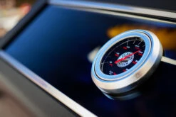 Rösle Videro G2-S VARIO+ Schwarz Gasgrill - FC Bayern Edition -Rosle Grills Geschaft Roesle FC Bayern Gasgrill Logo Deckelthermometer 2