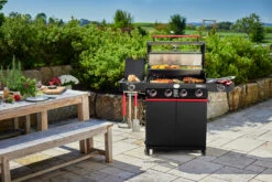 Rösle Videro G4-S VARIO+ Schwarz Gasgrill - FC Bayern Edition - Inkl. FC Bayern Abdeckhaube, Grillzange, Grillbürste Und Grillhandschuhe -Rosle Grills Geschaft Roesle FC Bayern Gasgrill Videro G4 S