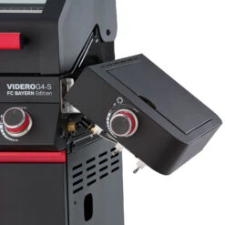 Rösle Videro G4-S VARIO+ Schwarz Gasgrill - FC Bayern Edition - Inkl. FC Bayern Abdeckhaube, Grillzange, Grillbürste Und Grillhandschuhe -Rosle Grills Geschaft Roesle Gasgrill Videro FC Bayern Detail Seitenablage