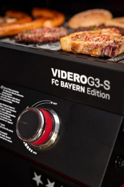 Rösle Videro G3-S VARIO+ Schwarz Gasgrill - FC Bayern Edition - Inkl. FC Bayern Abdeckhaube, Barbecue Grillzange Und Burgerpresse -Rosle Grills Geschaft Roesle Gasgrill Videro G3 S FC Bayern Edition Bedienblende 1