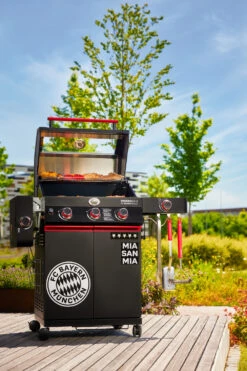 Rösle Videro G3-S VARIO+ Schwarz Gasgrill - FC Bayern Edition - Inkl. FC Bayern Abdeckhaube, Barbecue Grillzange Und Burgerpresse -Rosle Grills Geschaft Roesle Videro G3 S FC Bayern Edition 1