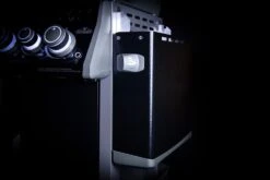 Napoleon Rogue SE 525 Gasgrill - All-black - Mit Sizzle Zone Und Heckbrenner - Grillfürst Edition Inkl. Grill Control Und Zubehörpaket - Smart Deal - Modell 2022 -Rosle Grills Geschaft Seitenablage abgeklappt all black