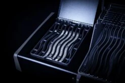 Napoleon Rogue SE 525 Gasgrill - All-black - Grillfürst Edition Inkl. Abdeckhaube - SMART Deal Inkl. Grillfürst Grill Control - Modell 2022 24 Napoleon Rogue SE 525 Gasgrill - All-black - Grillfürst Edition Inkl. Abdeckhaube - SMART Deal Inkl. Grillfürst Grill Control - Modell 2022 -Rosle Grills Geschaft Sizzle Zone All Black 4