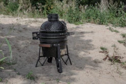 The Bastard Keramikgrill Classic Small - Schwarz Glänzend - Modell 2023 -Rosle Grills Geschaft The Bastard Classic Small Kamado Grill Strand