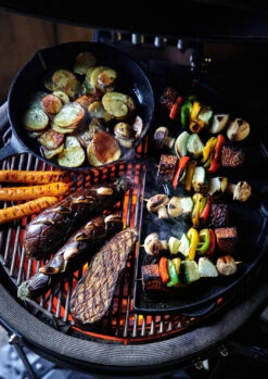 The Bastard Keramikgrill Classic Medium - Complete - Schwarz Glänzend - Modell 2023 -Rosle Grills Geschaft The Bastard Medium Grillflaeche Pfanne