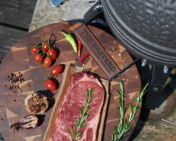 The Bastard Keramikgrill Urban Small - Schwarz Matt - Modell 2023 -Rosle Grills Geschaft The Bastard Urban Small Keramikgrill Deckelgriff