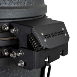 The Bastard Keramikgrill VX Medium - Complete - Schwarz Matt - Modell 2023 -Rosle Grills Geschaft The Bastard VX Medium Detail Deckelschanier