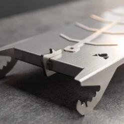 Fennek Flammlachshalterung Aus Edelstahl Mit Zubehör Und Tasche -Rosle Grills Geschaft fennek edelstahl flammlachshalter detailaufnahme