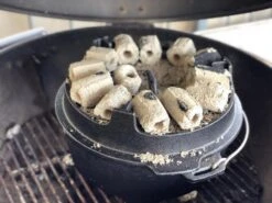 Grillfürst XXL Dutch Oven Set: Starterpaket Gusseisen - X-DEAL Mit 2 X Dutch Oven, 2 X Gusseisen Pfanne, 2x Tragetasche, Ringreiniger, Gusseisen Pflege Und Bambus-Kochlöffel -Rosle Grills Geschaft image00008