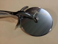 Napoleon PRO Pizzastein 38 Cm Mit Schneideroller -Rosle Grills Geschaft napoleon pro pizzaschneider detail