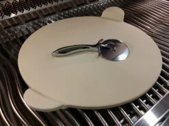 Napoleon PRO Pizzastein 38 Cm Mit Schneideroller -Rosle Grills Geschaft napoleon pro pizzastein pizzaschneider