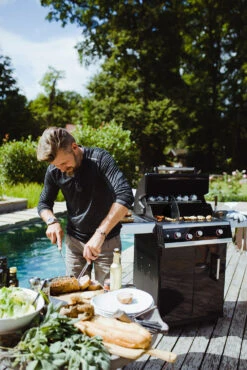 Outdoorchef Dualchef 325 G Gasgrill Mit Seitenkocher + BLAZING ZONE Infrarotbrenner + DGS Gusseisen Grillrost 2 Stk. + DGS Gemüse Grillrost 2 Stk. -Rosle Grills Geschaft outdoorchef dualchef 325 g garten 18 700 02 2