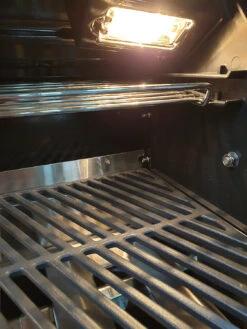 Outdoorchef Dualchef S 425 G Edelstahl Gasgrill Mit Seitenkocher + Blazing Zone Infrarotbrenner + DGS Gusseisen Grillrost 2 Stk. + DGS Gemüse Grillrost 2 Stk. -Rosle Grills Geschaft outdoorchef dualchef beleuchtung